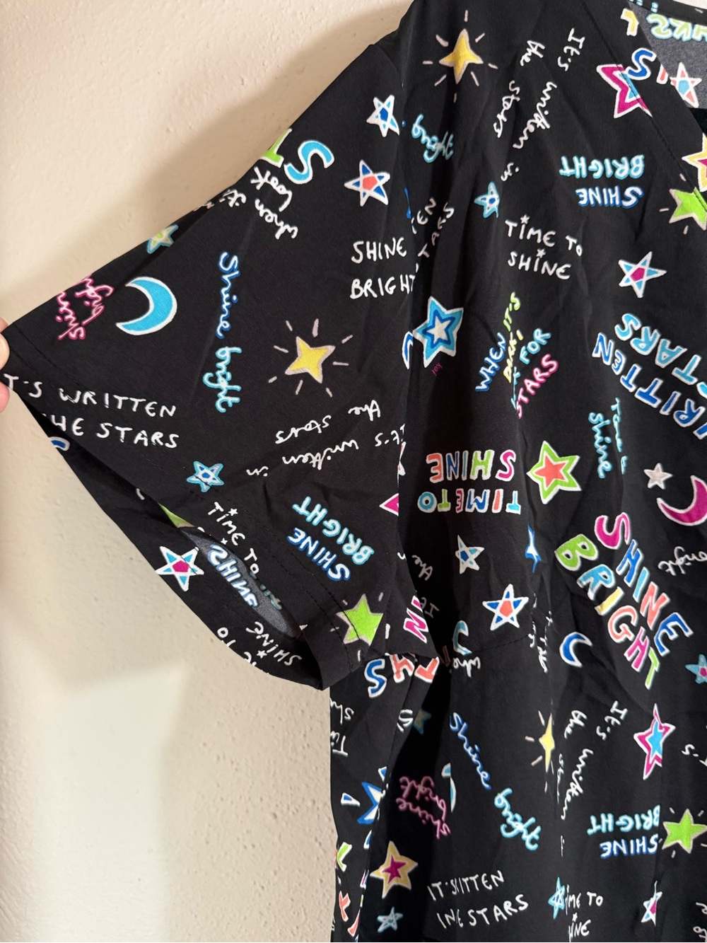 Scrub top "shine bright " moon and stars graphic size 2X - Picture 4 of 6